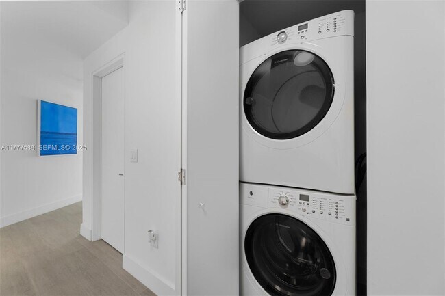 Building Photo - 2900 NE 7th Ave