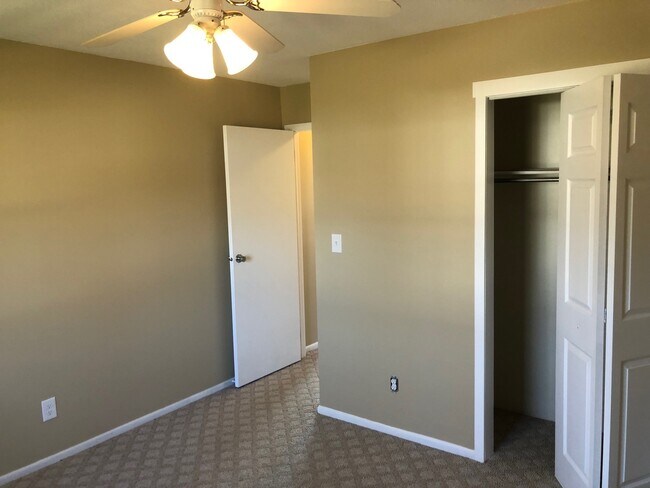 Building Photo - 1204 Lincoln Dr