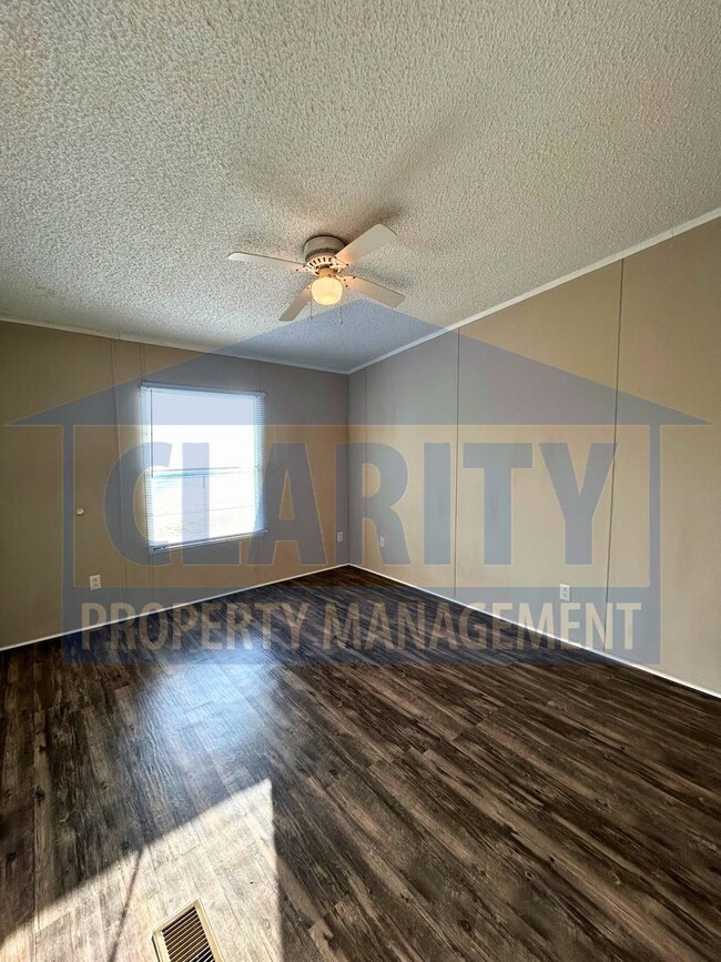 Building Photo - Three bedroom, single level home in Old Fo...