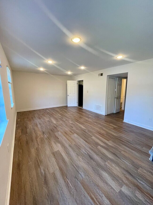 Building Photo - Spacious 3 bedroom condo