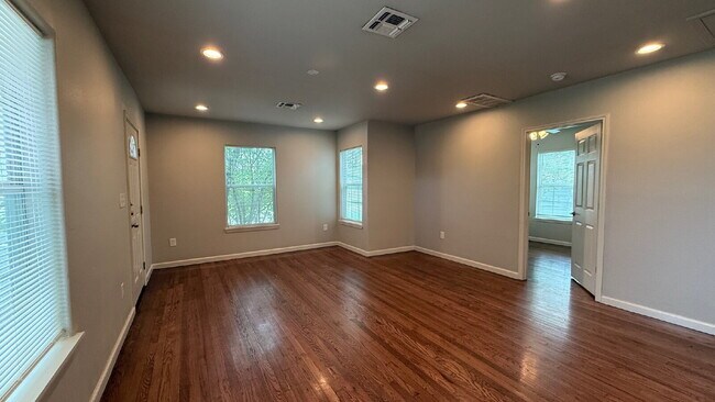 Building Photo - Newly renovated 3 bedroom 2 bath home centrally located!