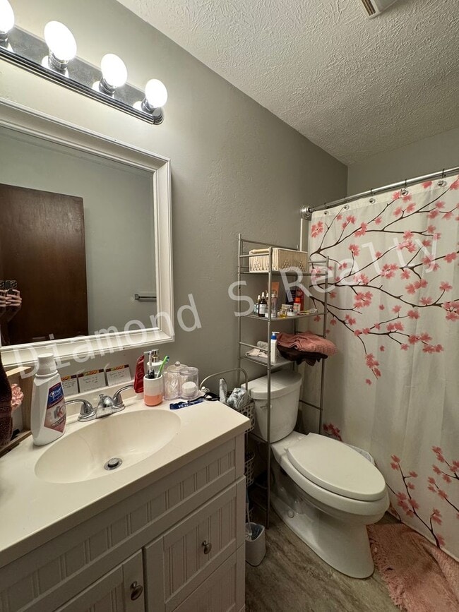 Building Photo - Three Bedroom Home for Lease - Park-like b...