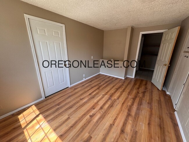Building Photo - Large 5 bedroom North Eugene Home with lar...
