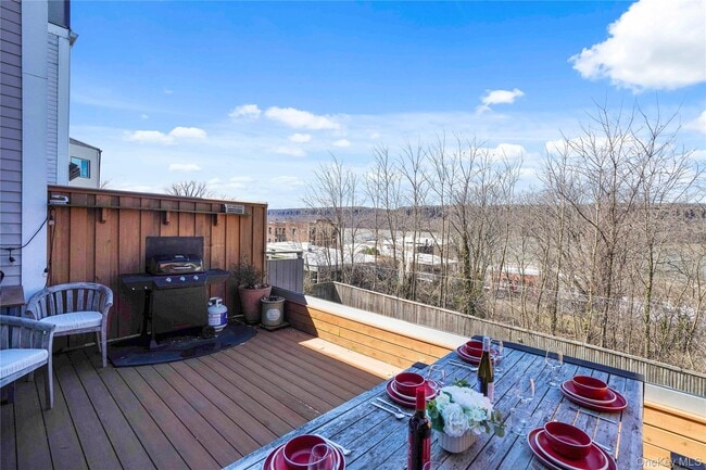 Building Photo - 493 Warburton Ave