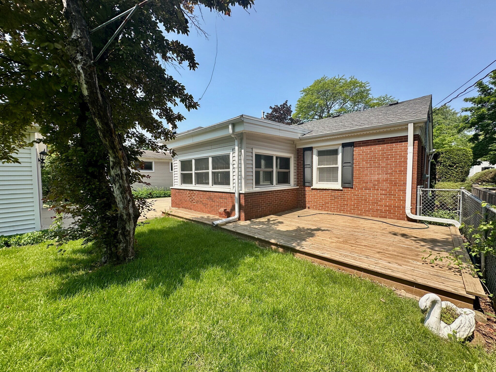 Building Photo - 823 N Yale Ave