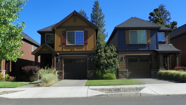 Building Photo - Spacious Northwest Townhome, 3 Bdrms, 2.5 ...