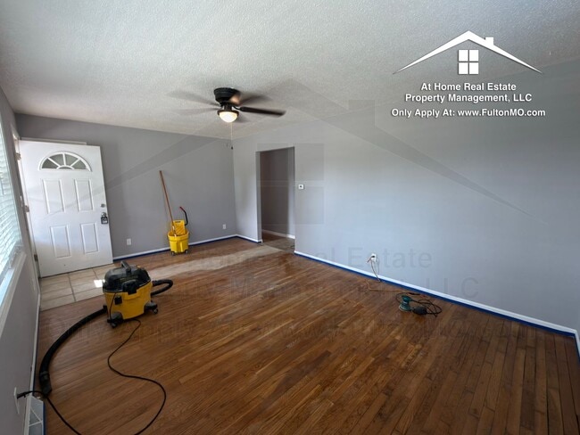 Building Photo - 607 Crestwood Dr