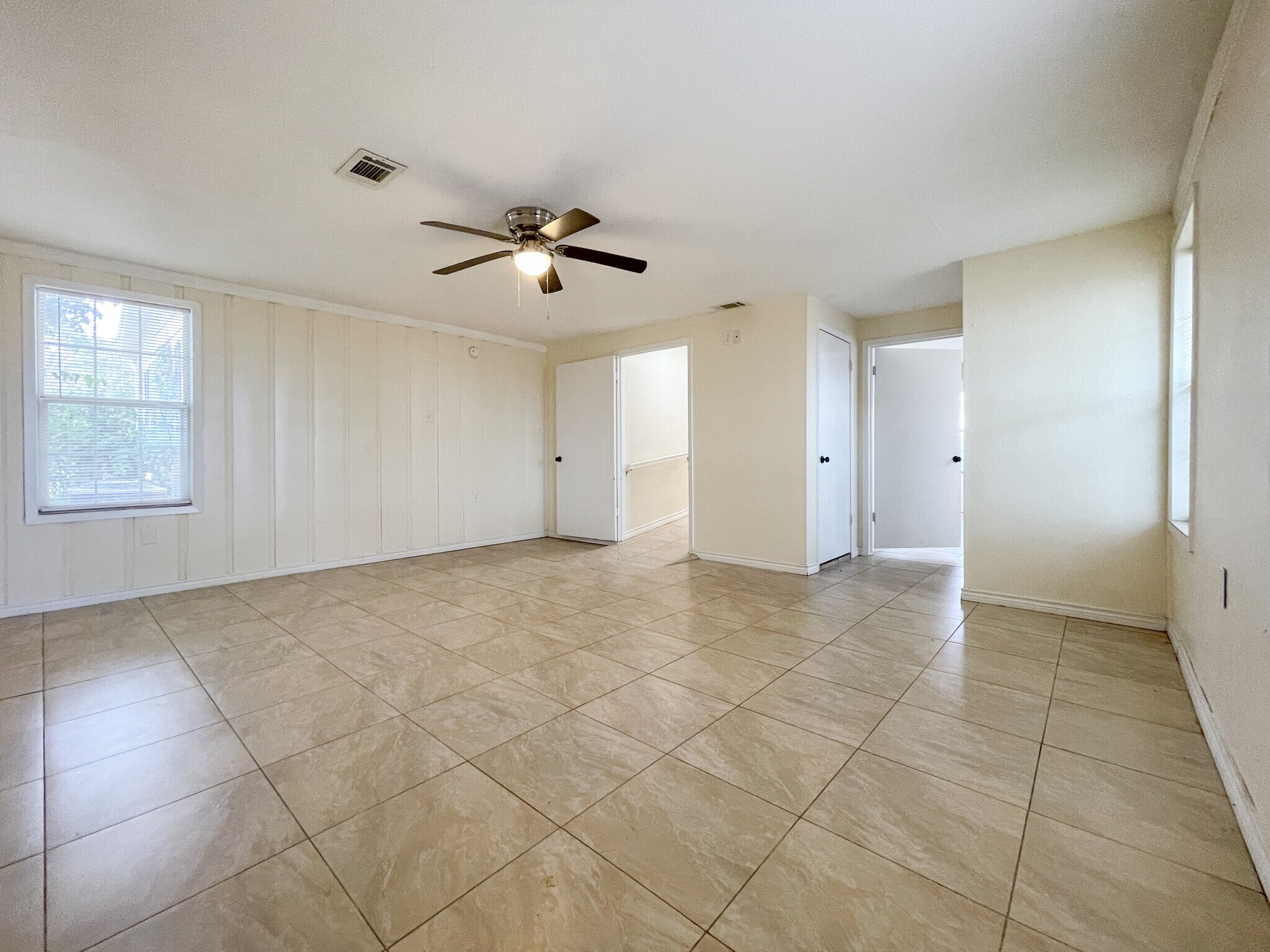 Building Photo - 1306 W 11th St