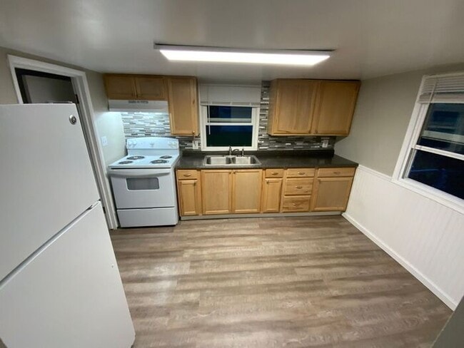 Building Photo - NOVEMBER FREEE South Tacoma 1bdr w/ separt...