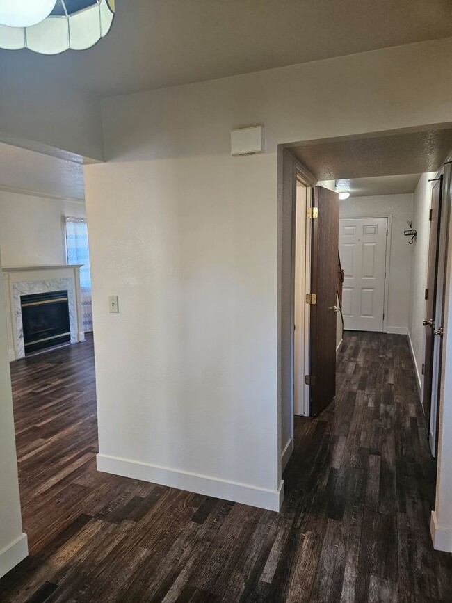 Building Photo - Greenley Oaks Townhome