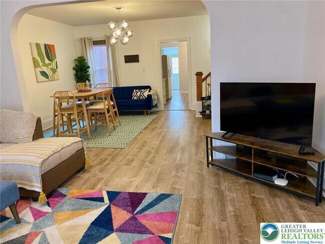 Building Photo - 37 E Evergreen St