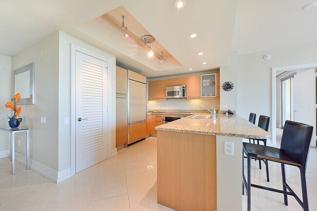 Building Photo - Turnberry Towers~2 bedroom condo with pano...