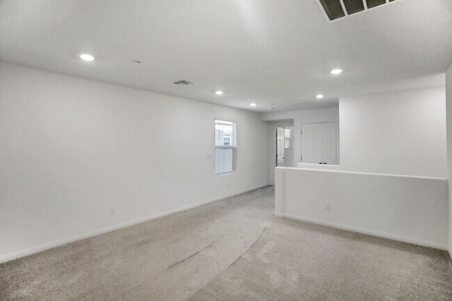 Building Photo - INSPIRADA BEAUTY WITH BED AND FULL BATH ON 1ST FLOOR