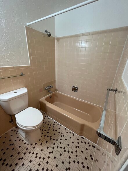 Bathroom - 926 N Marion St