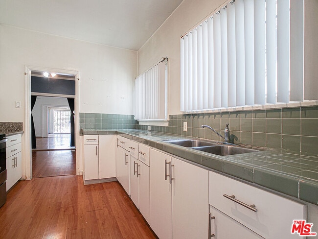 Building Photo - 336 S Wilton Pl