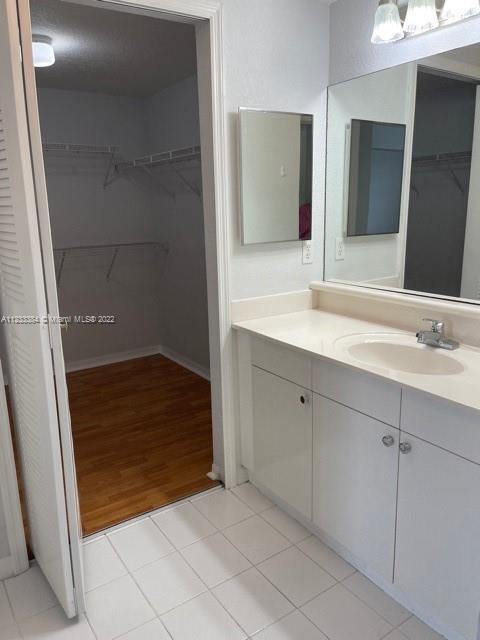 Building Photo - 9340 Fontainebleau Blvd