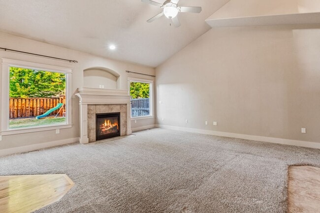 Building Photo - SE BOISE 5BD/3.5BA PLUS OFFICE