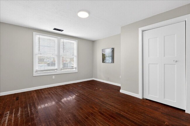 Building Photo - 4 Bedroom, 1.5 Bath house in Shelby Park, Fenced, Off-street Parking, Pets OKAY!