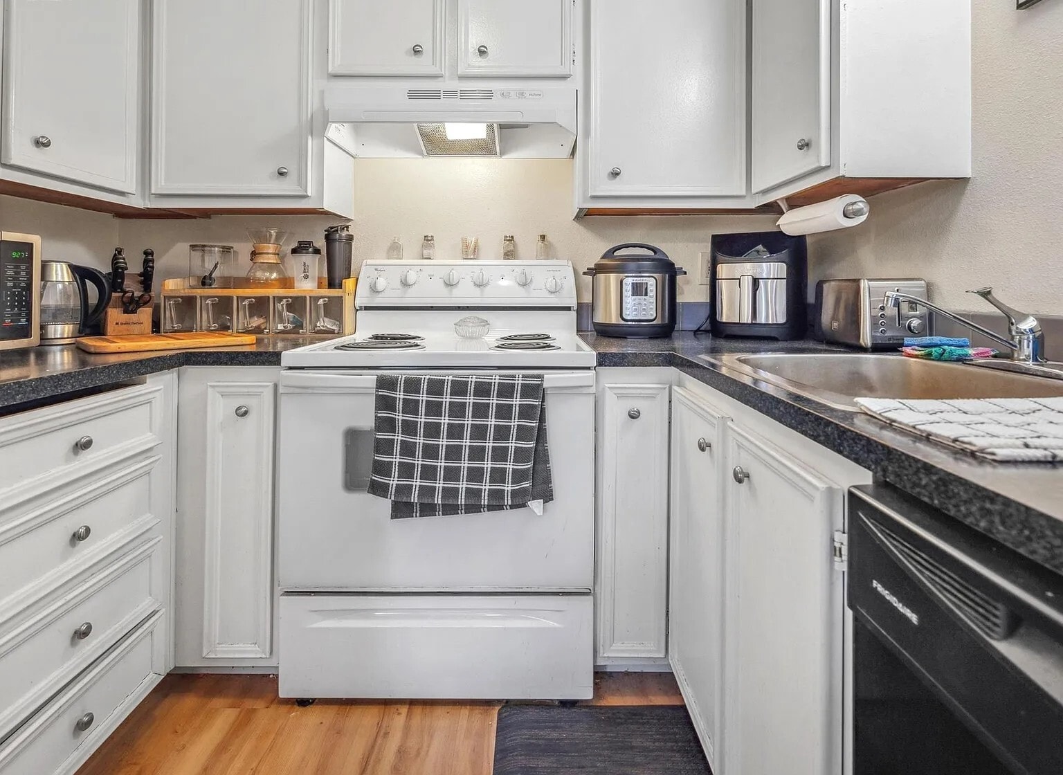 Building Photo - 208 SW Wallula Ave