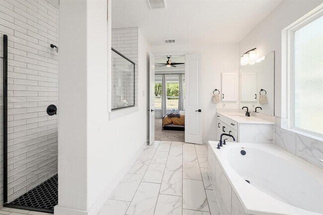 Building Photo - 1113 Wolf Hollow Dr