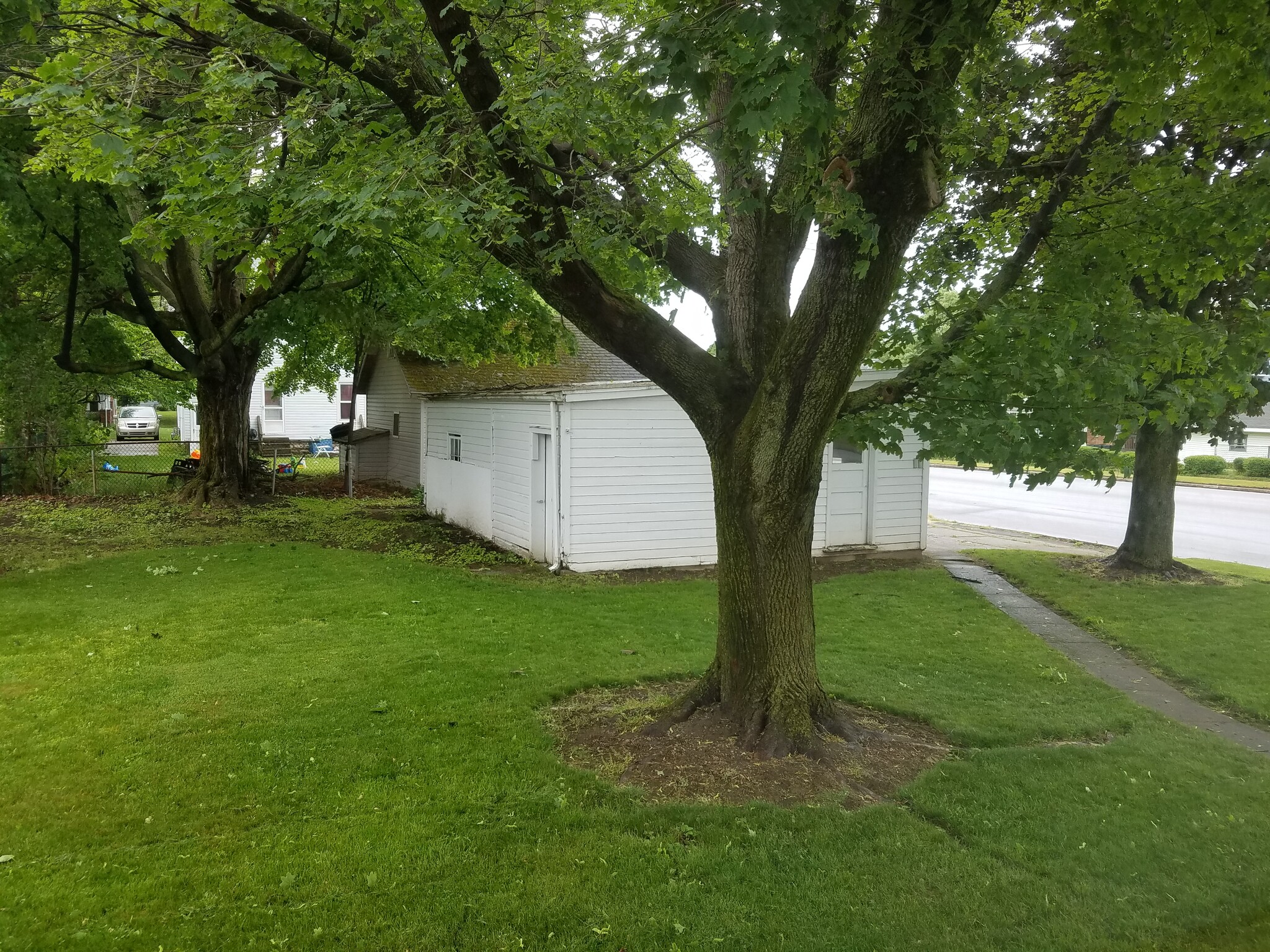 Building Photo - 2204 E Lawn Pkwy