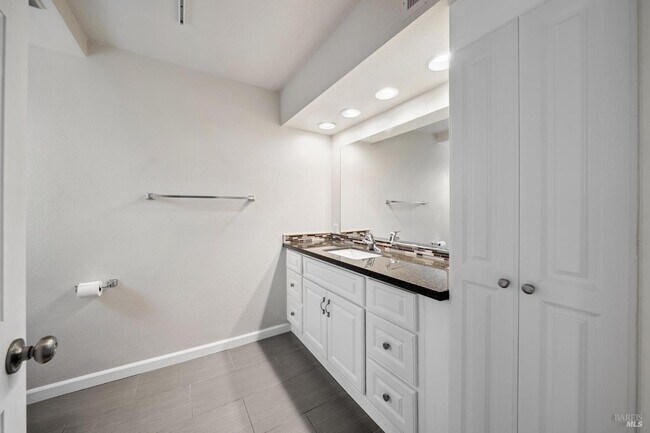 Building Photo - 711 San Anselmo Ave