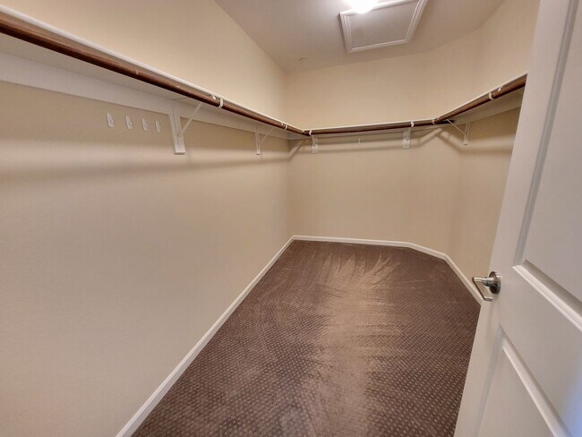Building Photo - 4 Bedroom House with Community Pool, Baseb...