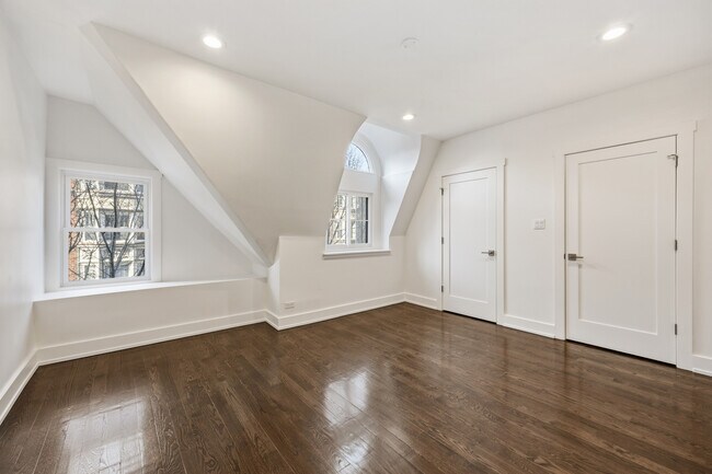 Building Photo - 2107 N Clark St