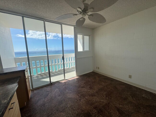 Building Photo - Oceanfront 1 Bedroom, 1 Bath - Makaha Beach Cabanas (Unfurnished)