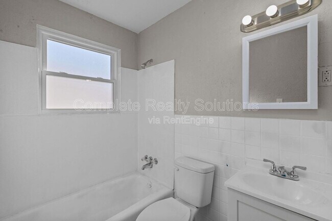 Building Photo - 10432 Royal Dr