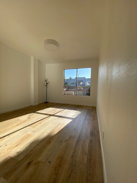 Sideways view of second bedroom - 104 S Hayworth Ave