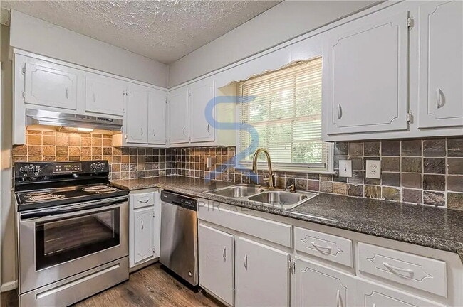 Building Photo - LIMITED-TIME OFFER! Apply today with NO APPLICATION FEE! Terms apply. Call (678) 487-7896, Option...