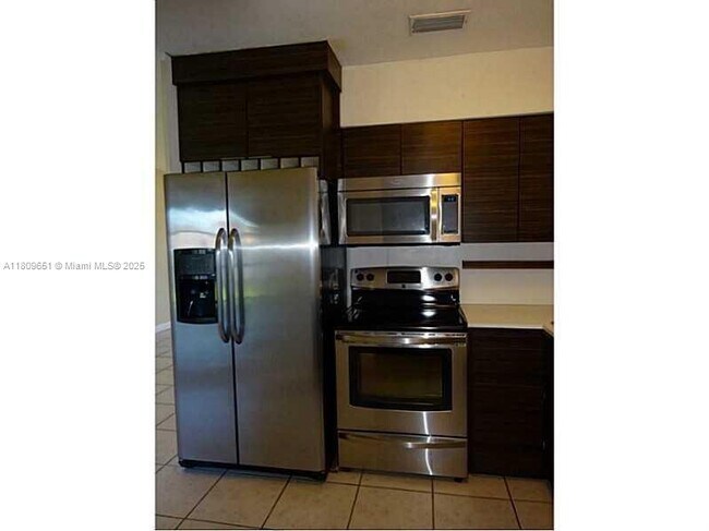 Building Photo - 2631 Alcazar Dr