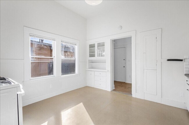 Building Photo - 1517 Willow St - 2 Bedroom | 1 Bath | Duplex