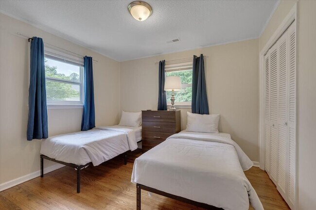 Building Photo - 210 Parthenia Dr