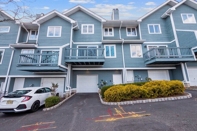 Building Photo - 18 SKYVIEW Ter