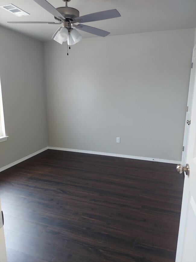 Building Photo - Beautiful 3 Bedroom Townhome in Alma!! *Move in Special*