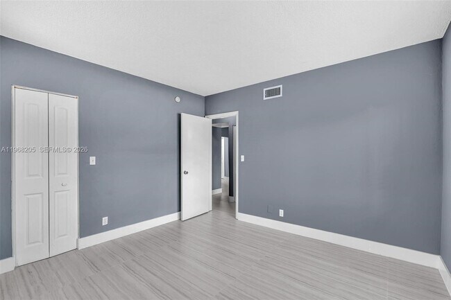 Building Photo - 101 SE 6th Ave