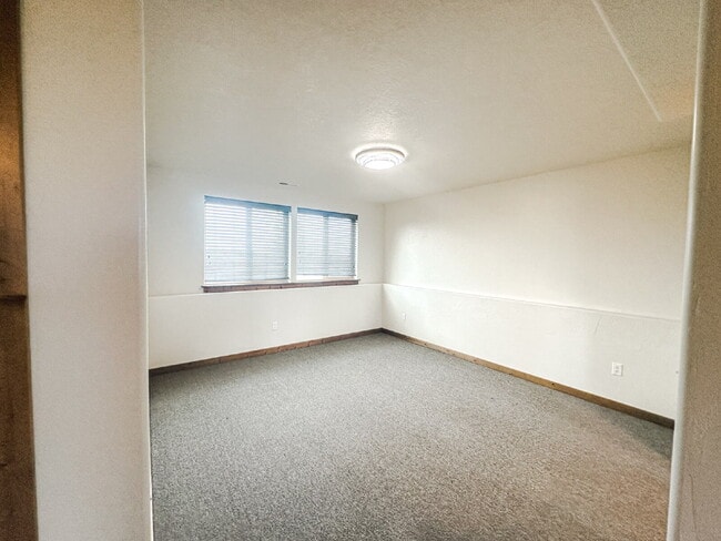 Building Photo - 3 Bedroom, 1 Bathroom Lower Level Duplex