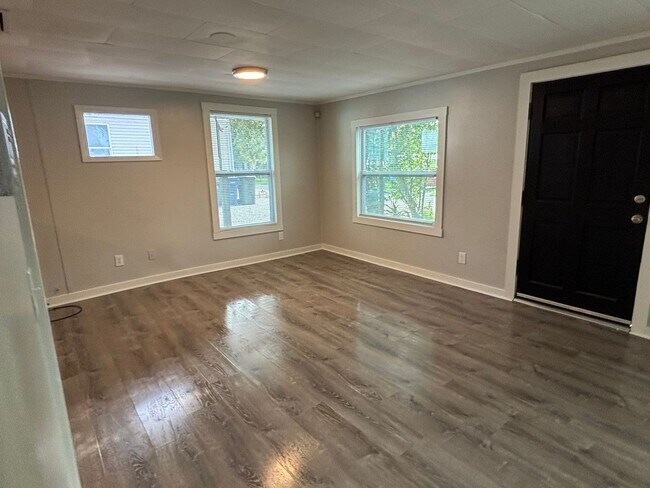 Building Photo - 2 bed 1 bath