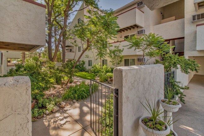 Building Photo - 5625 S Sycamore St