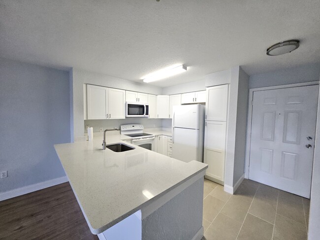 Building Photo - 14036 Fairway Island Dr