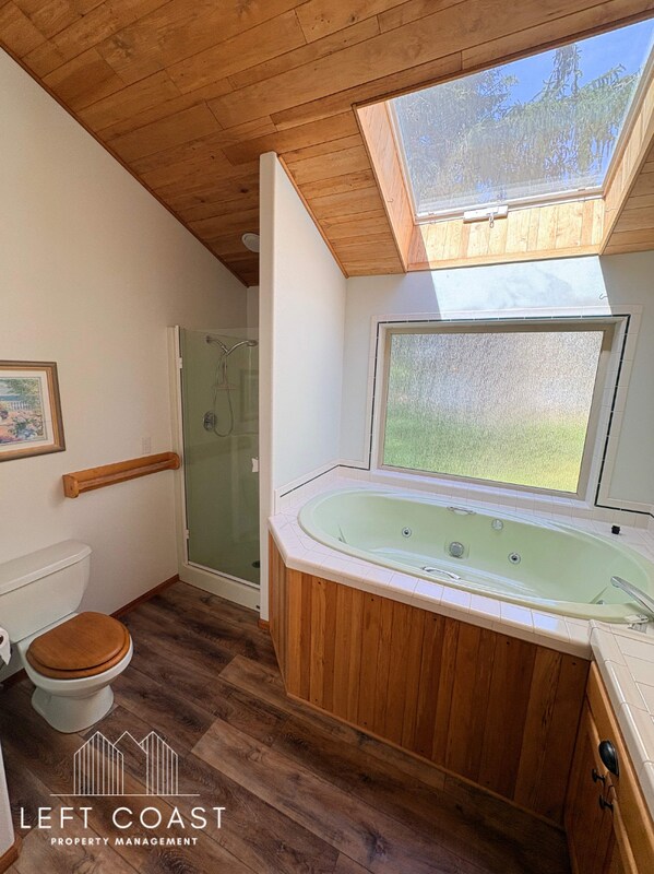 Building Photo - 7205 SW Burl Dr