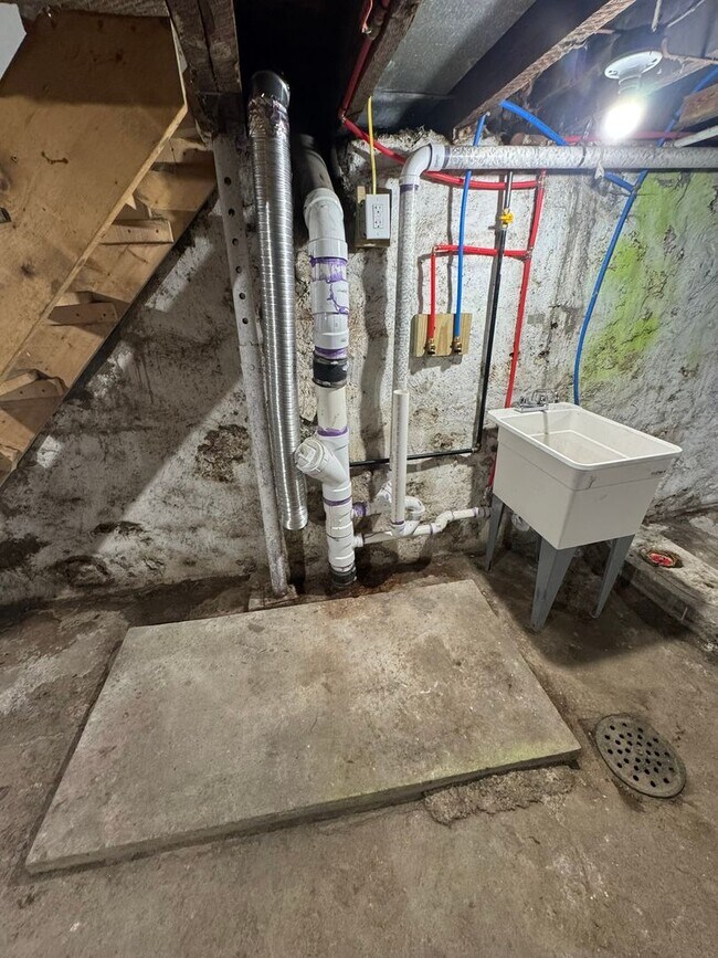 Building Photo - Enormous Completely Updated 4-Bedroom 1-Bath House w/ Flat Yard!!!