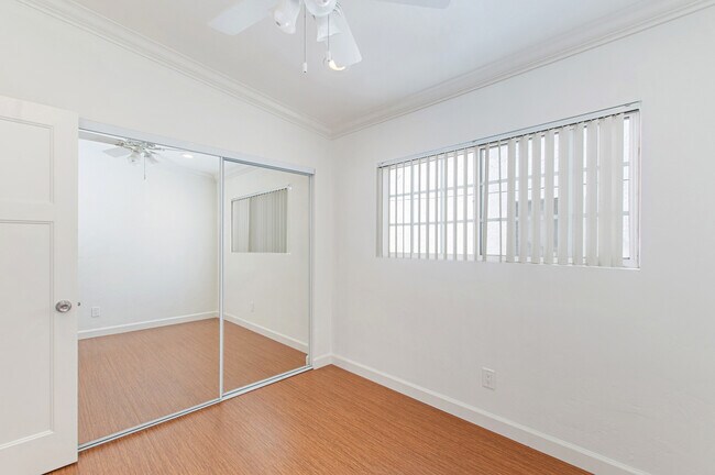 Building Photo - PERFECTLY LOCATED 2 BD / 1 BA UPSTAIRS APA...