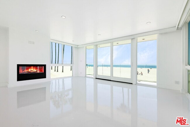 Building Photo - 2419 Ocean Front Walk