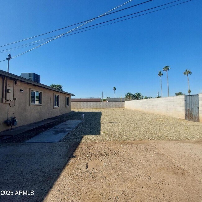 Building Photo - 3852 W Earll Dr