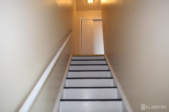 Building Photo - 31 Larch St