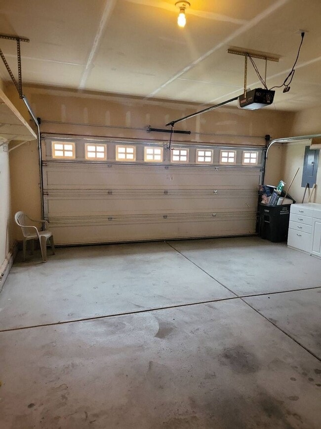 Building Photo - 212 E Linden Ave