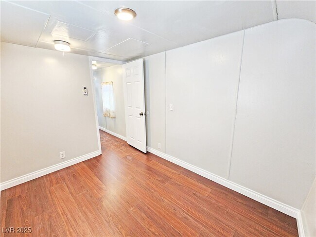 Building Photo - 2220 W Bell Vista Ave